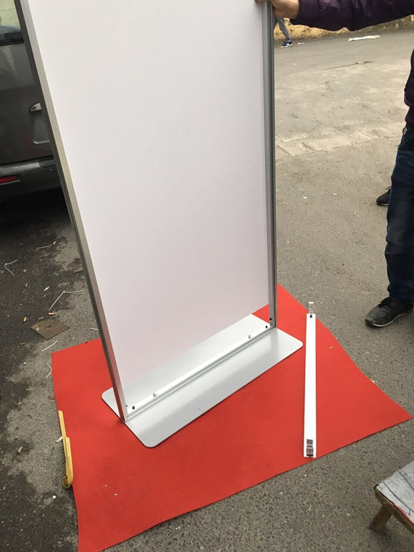 展示与对比 常用广告展示架的优劣分析——丽屏、门型展架、KT板立牌与铝合金展示架